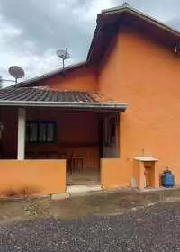 Casa mobiliada pra locação a 2 km da praça