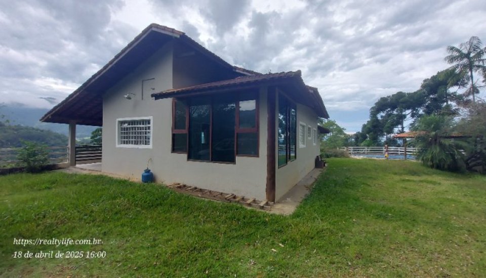 Casa para Locação no Bairro do Bugre – Conforto e Natureza a Apenas 6 km do Centro